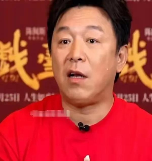 展鹏配资 陈佩斯有多严？黄渤练到抬不起手，首演却封神引争议？
