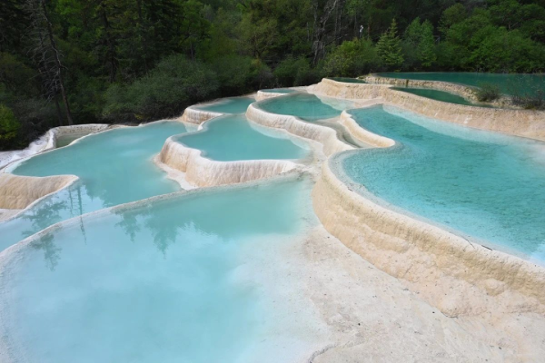 天臣配资 太火爆！连续多日超3万人秋游  九寨沟县再发旅游提示：先预约，再出发